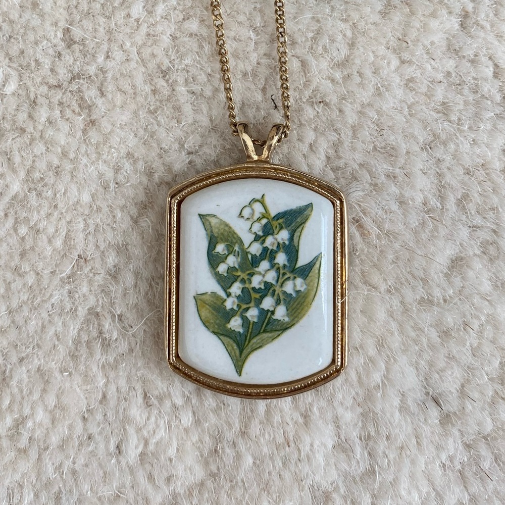 VINTAGE AVON FLORAL NECKLACE